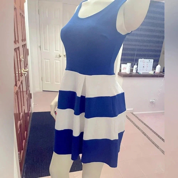 NORDSTROMS SOPRANO BLUE AND WHITE FIT AND FLARE PLEATED SLEEVELESS DRESS SIZE M - Picture 3 of 12